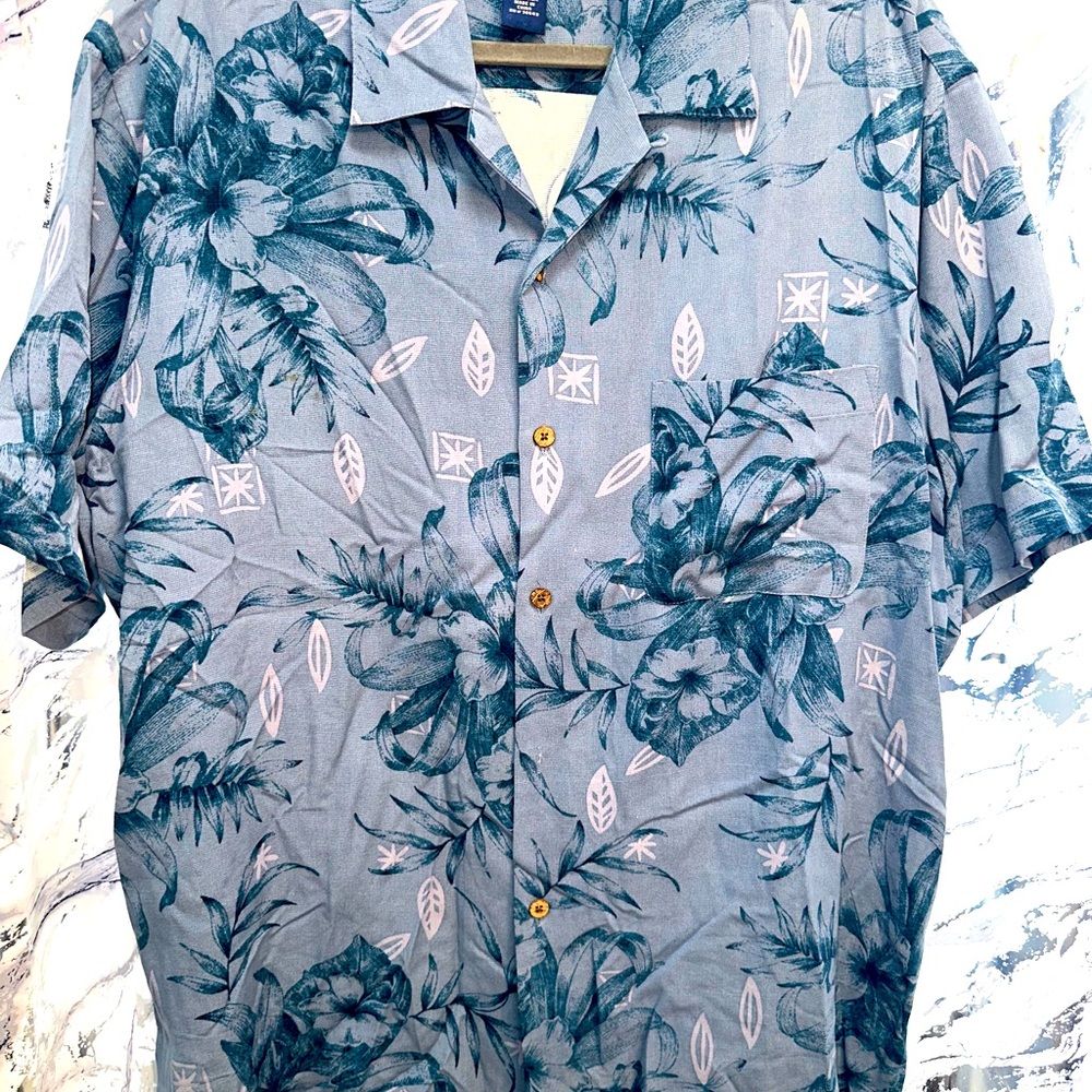G.H. Bass & Co 100% Silk Blue Hawaiian Floral short Sleeve Button up shi…